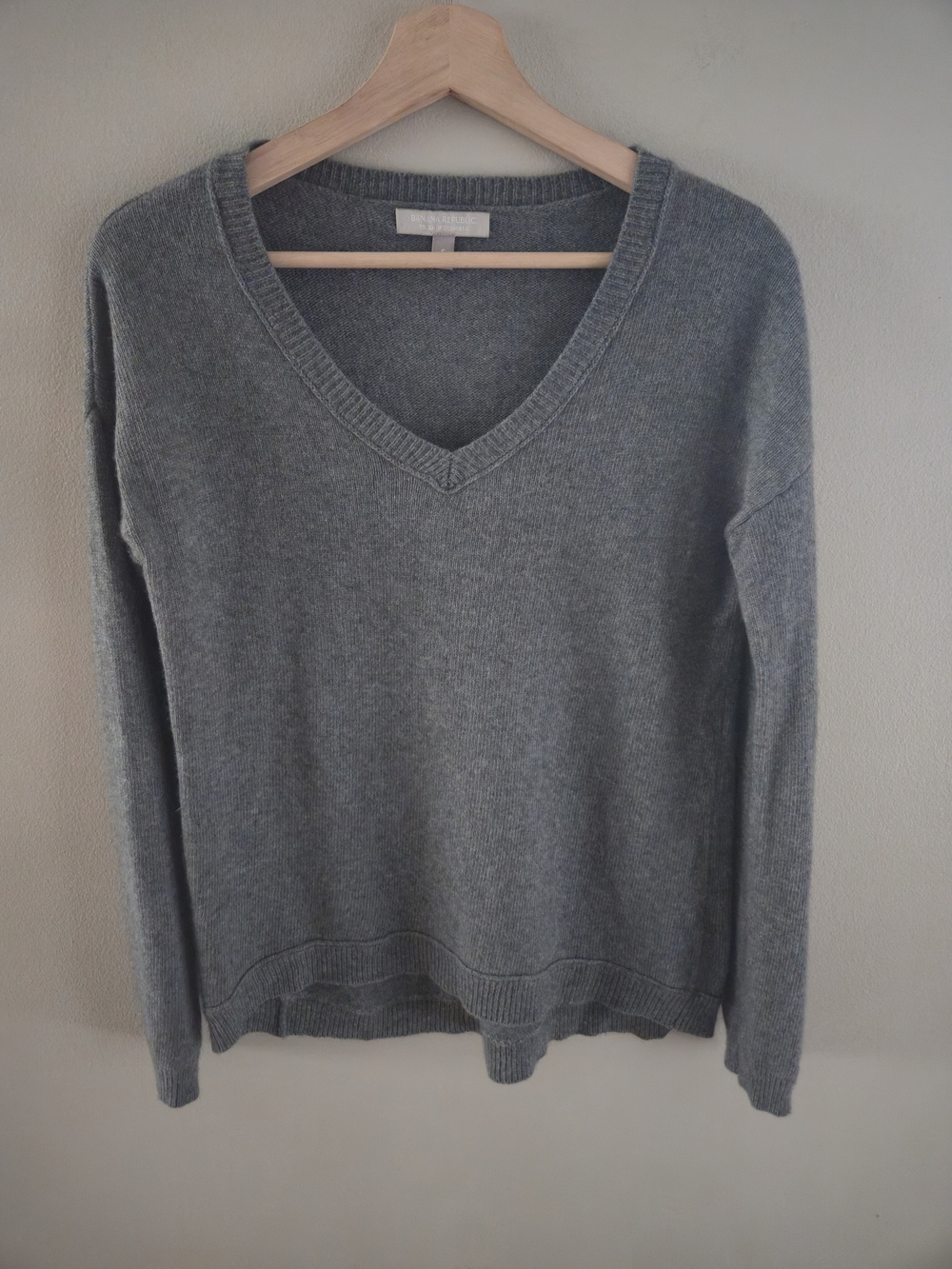 Banana Republic  Touch Of Cashmere Gray Vneck Sweater Wool Cashmere Blend
